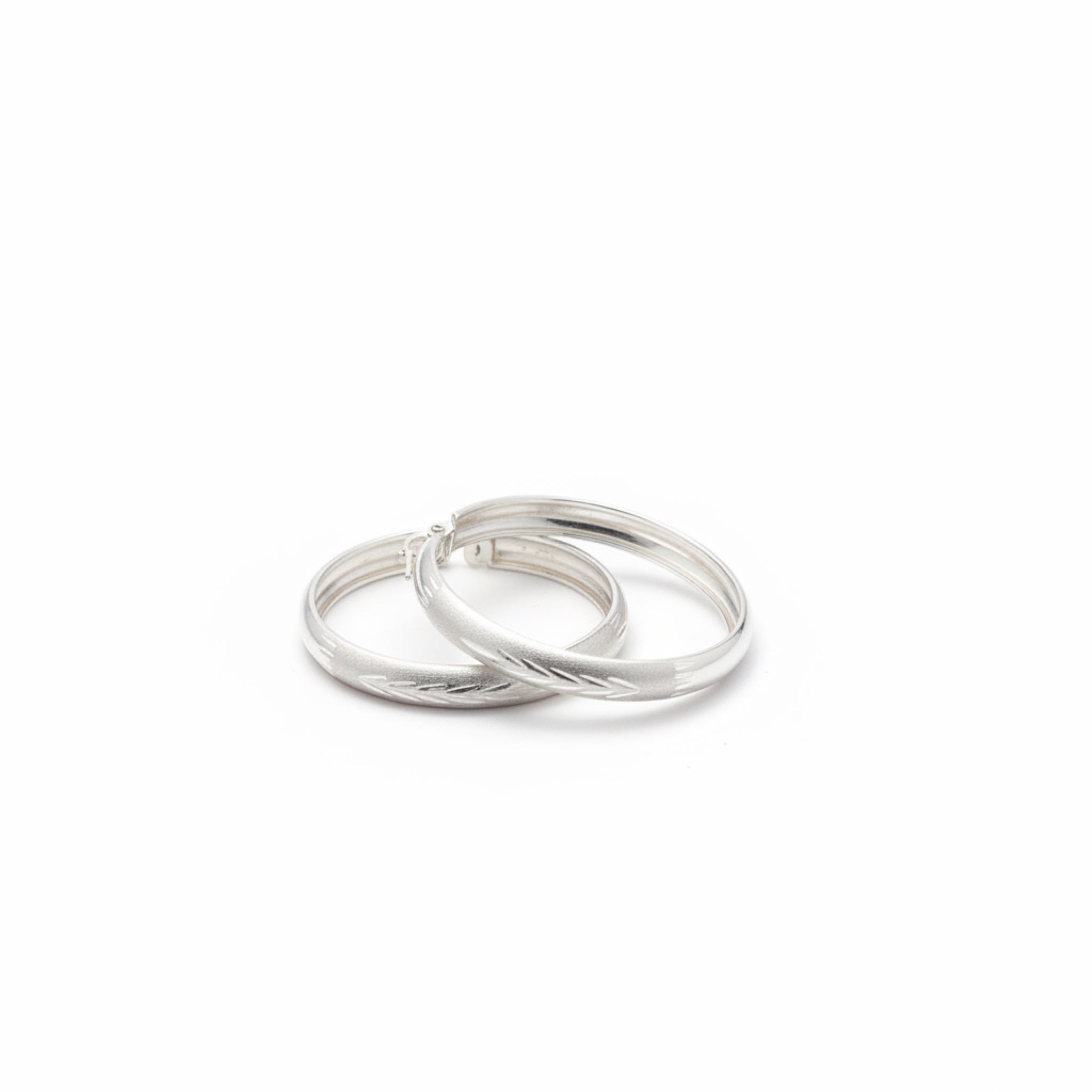 Argollas 3.5cm Grabado Diagonal en Plata 925 — Textura y Movimiento Elegante