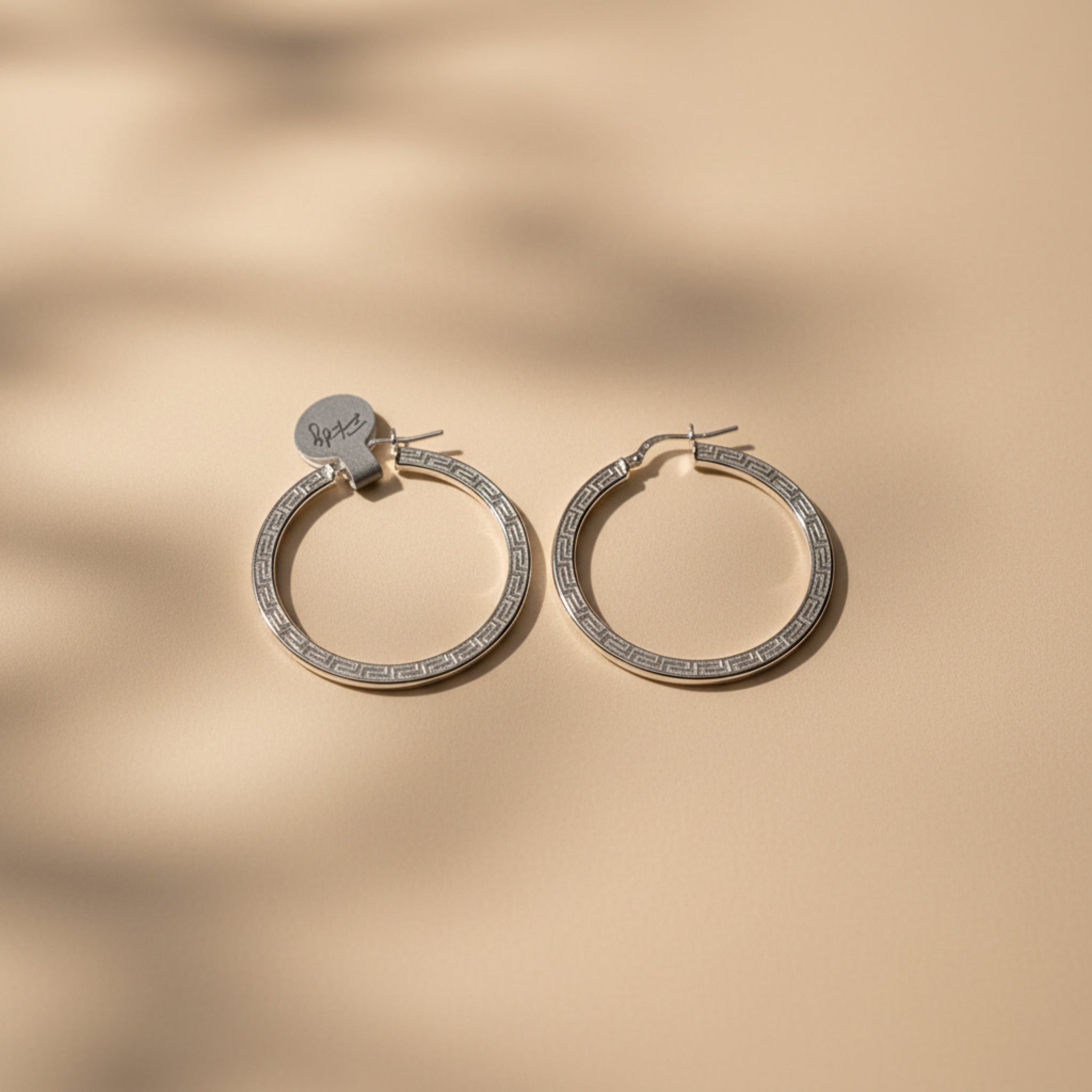 Argollas 3cm Grabado Greca en Plata 925 — Arquitectura Clásica y Distincción