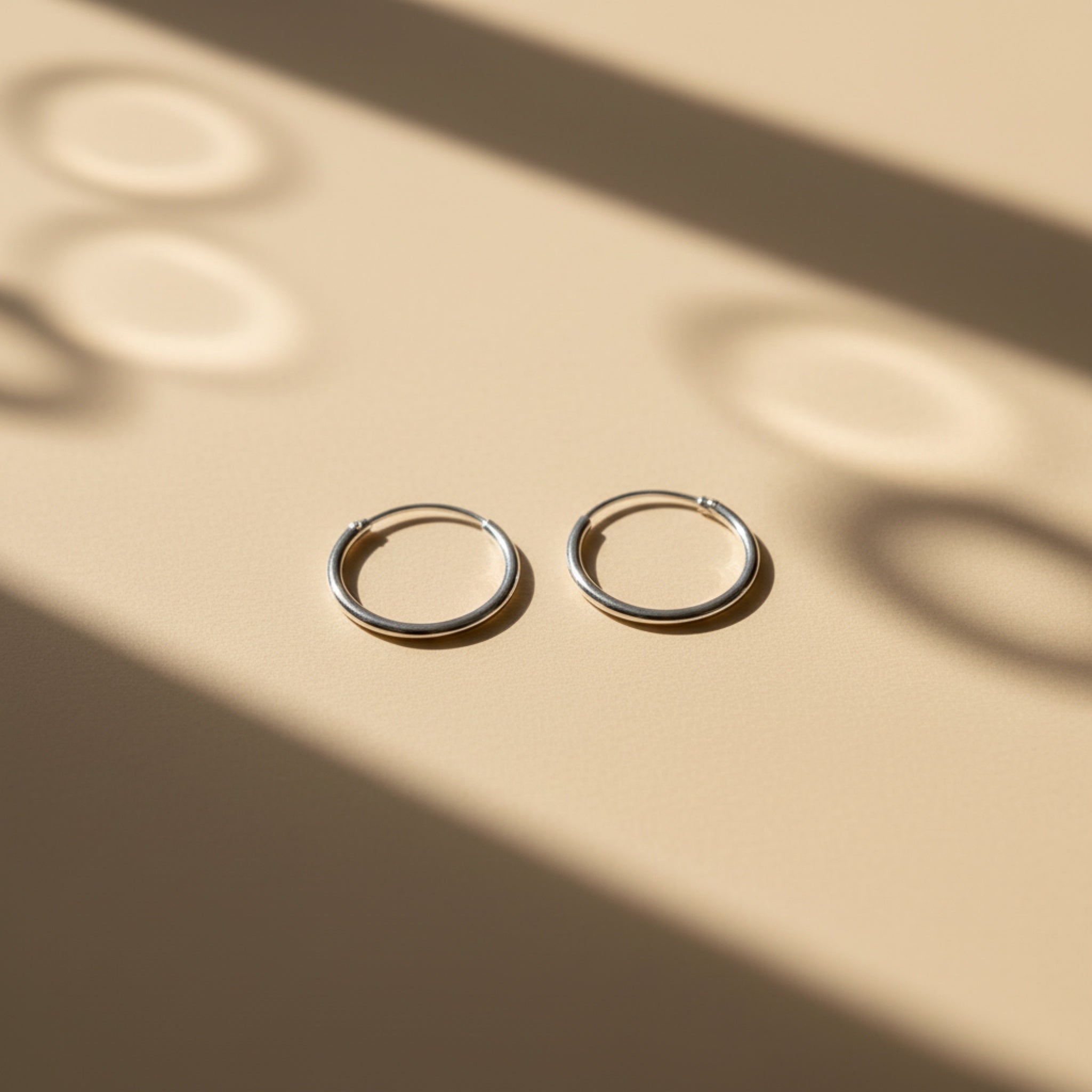 Argollas Pequeñas 1cm Tubo Fino en Plata 925 — La Esencia del Minimalismo