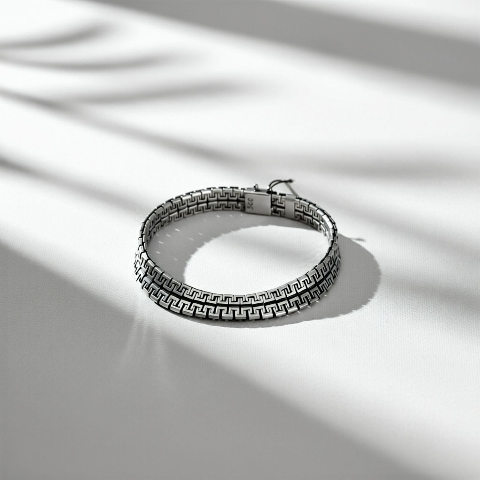 Brazalete de Eslabones Geométricos en Plata 925 — Carácter Rebelde y Refinado