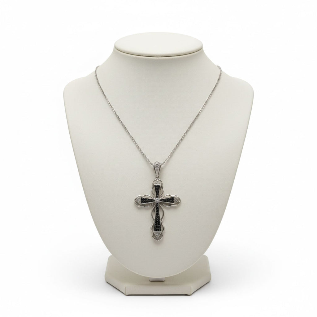 Collar Cruz Clásica en Plata 925 — Fe, Elegancia y Significado Eterno