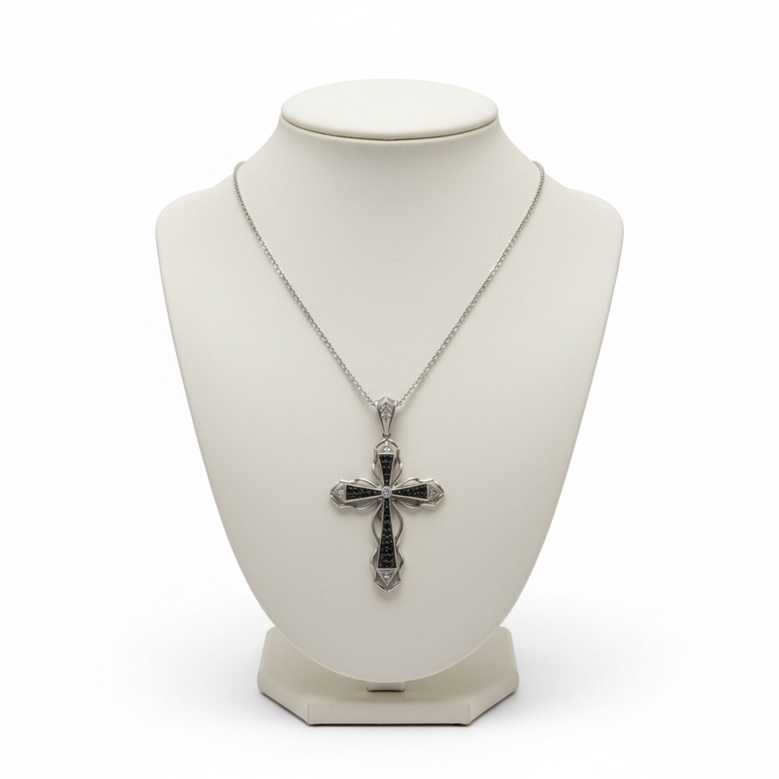 Collar Cruz Clásica en Plata 925 — Fe, Elegancia y Significado Eterno