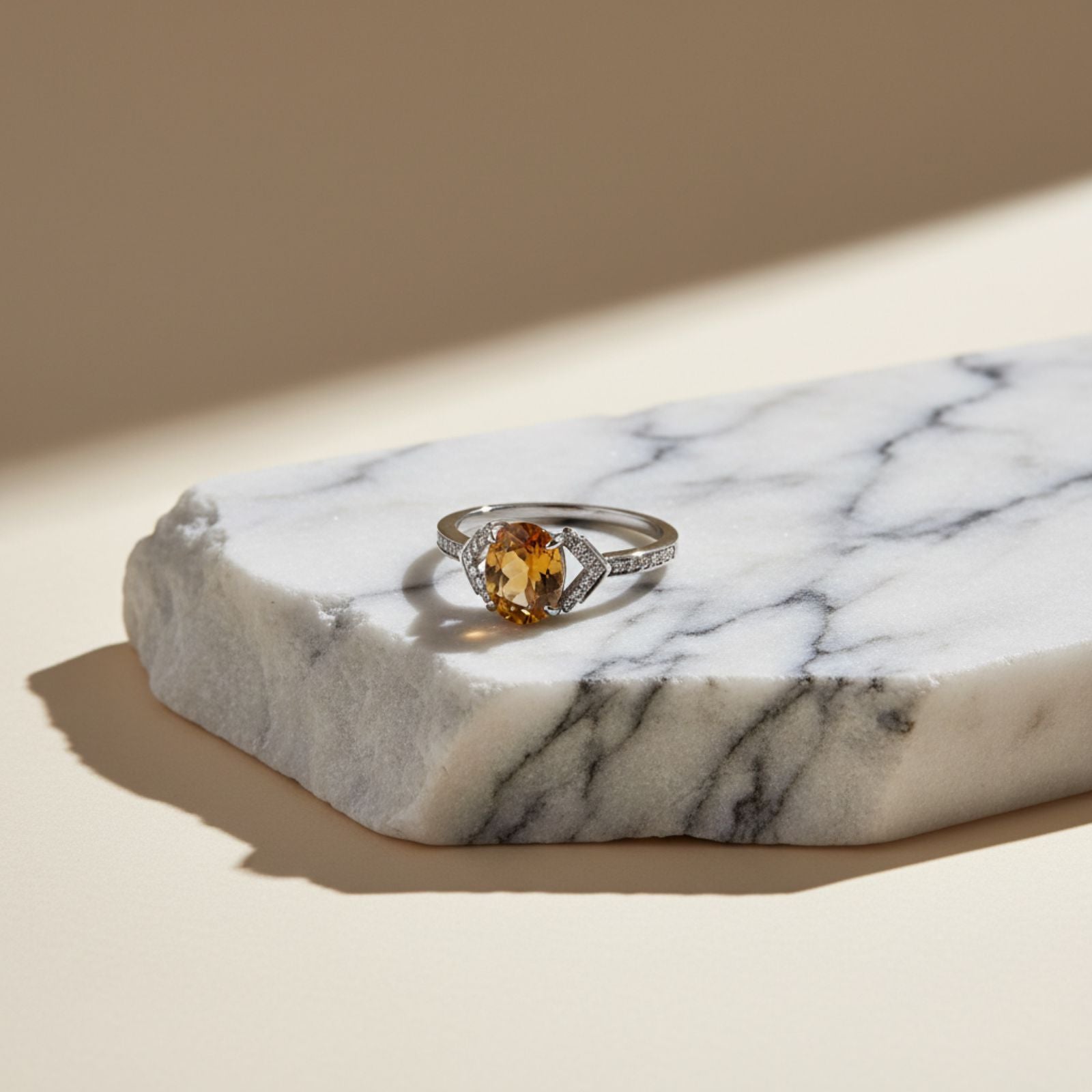 Anillo Citrino Natural Óvalo con Marco de Cristales Talla #9 en Plata 925 — Prosperidad Solar