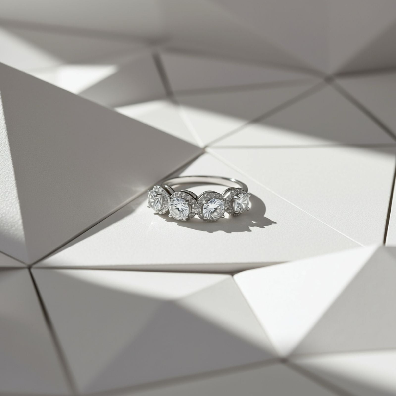 Anillo Cuatro Cristales Engaste Elevado Talla #9 en Plata 925 — Destellos Clásicos