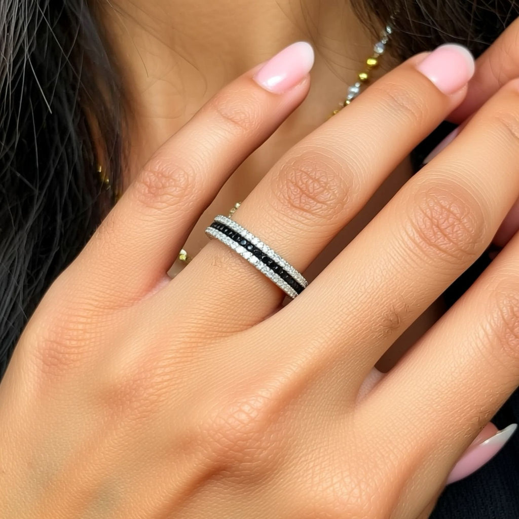 Argolla Triple Hilera Cristales Blancos y Negros Talla #9 en Plata 925 — Contraste Sofisticado