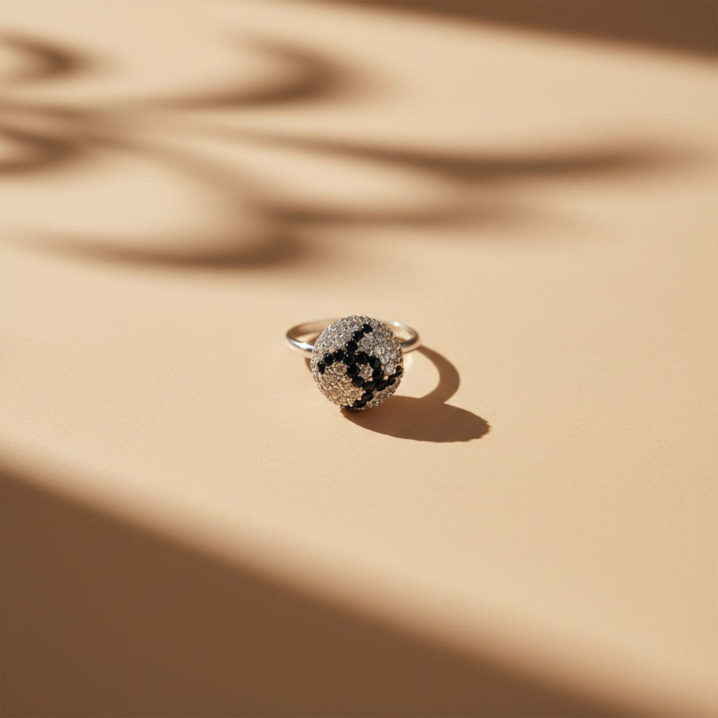 Anillo Esfera Galaxia Cristales Blancos y Negros Talla #8 en Plata 925 — Arte Escultórico