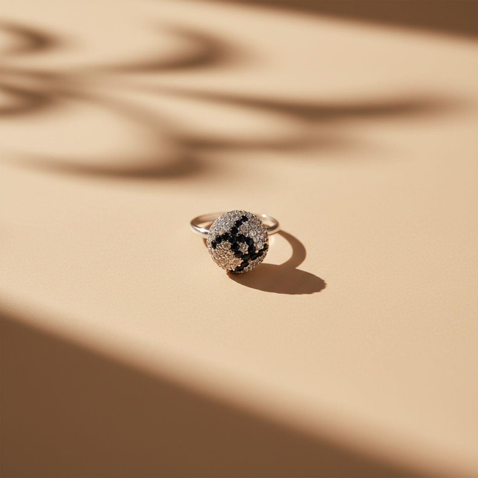 Anillo Esfera Galaxia Cristales Blancos y Negros Talla #8 en Plata 925 — Arte Escultórico