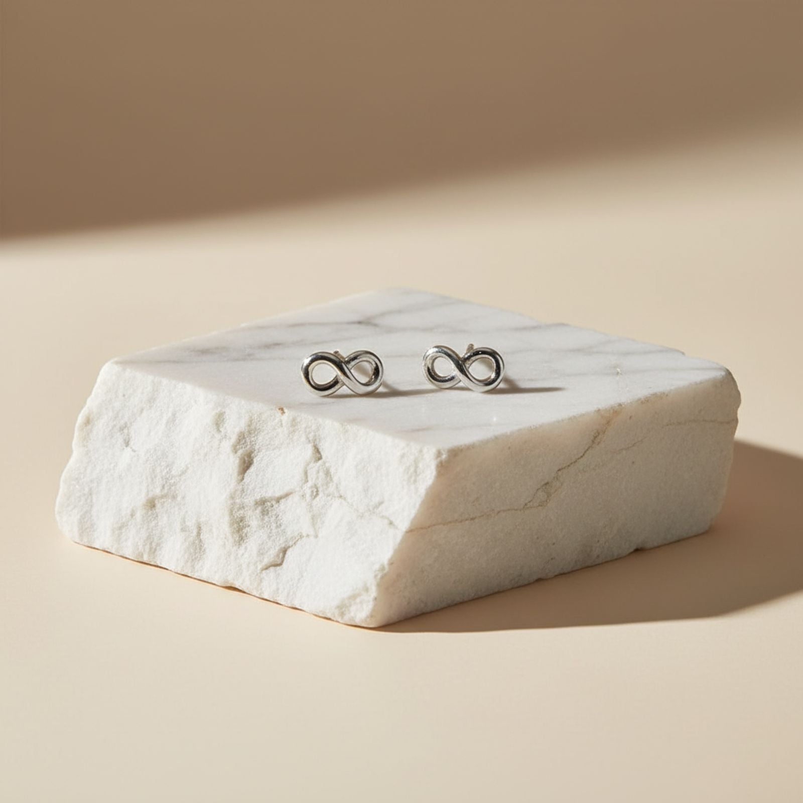 Aretes Topo Infinito en Plata 925 — Minimalismo Eterno con Significado