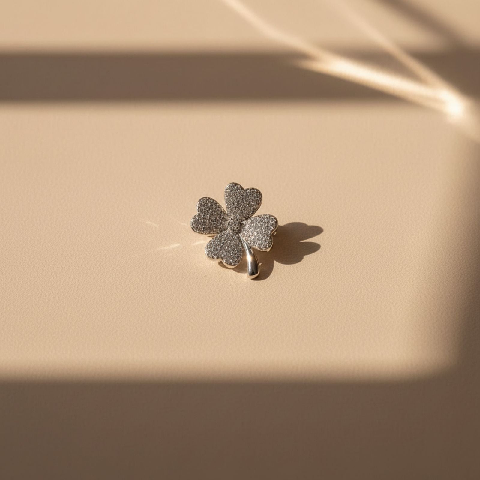 Broche Trébol Cuatro Hojas Pavé Zirconias en Plata 925 — Suerte con Glamour
