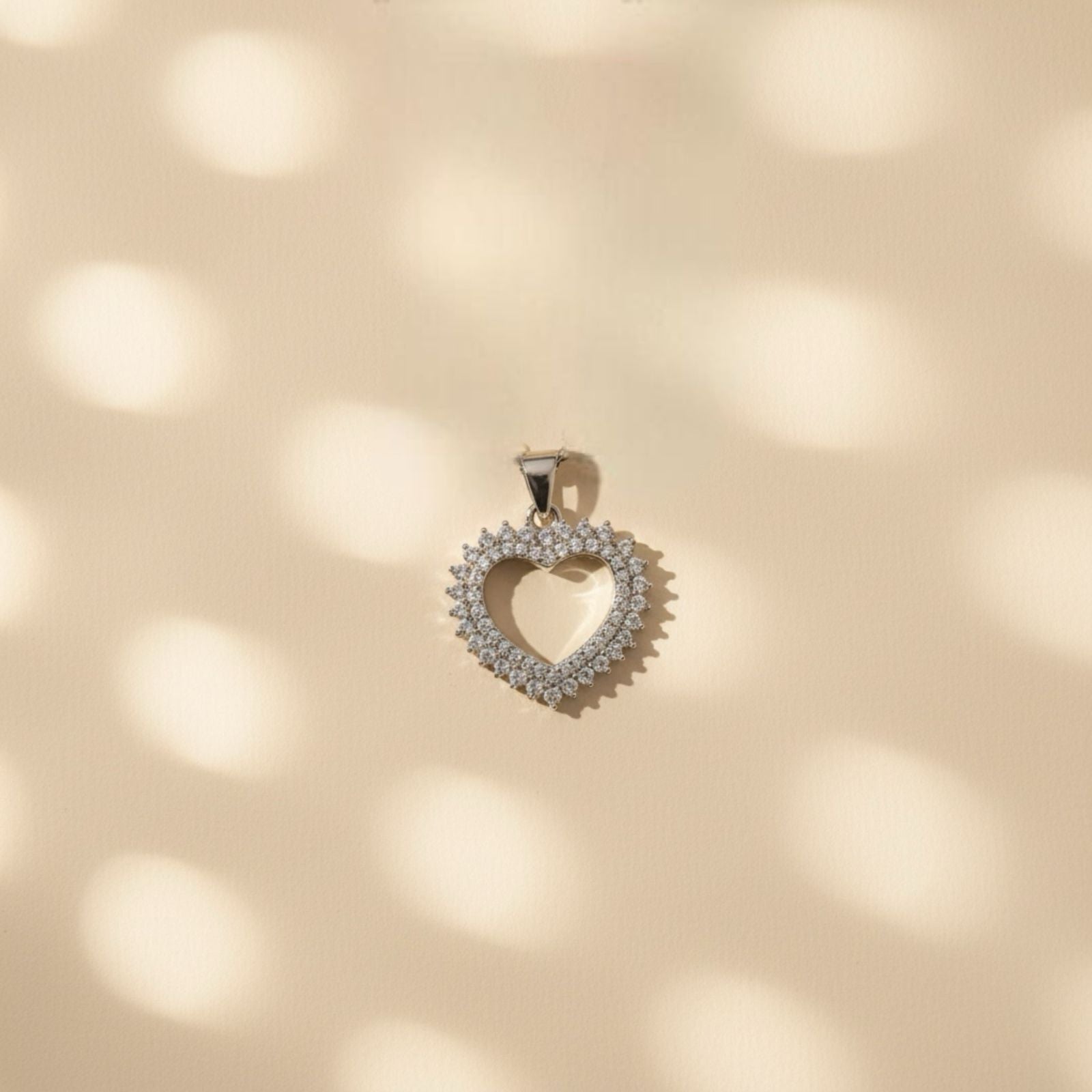 Dije Corazón Calado Zirconias Prong en Plata 925 — Amor Delicado con Brillo
