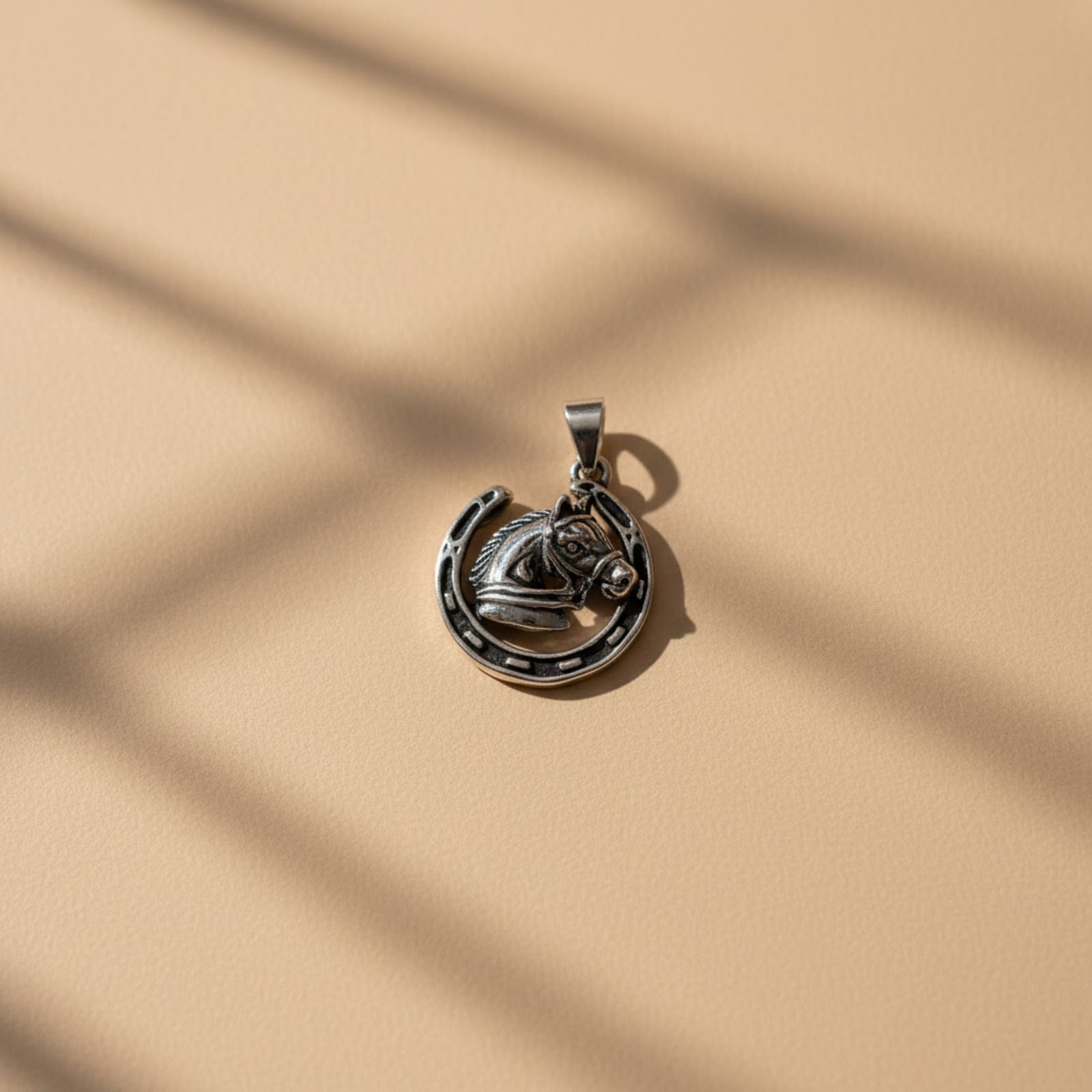 Dije Caballo en Herradura en Plata 925 — Fuerza, Libertad y Buena Suerte
