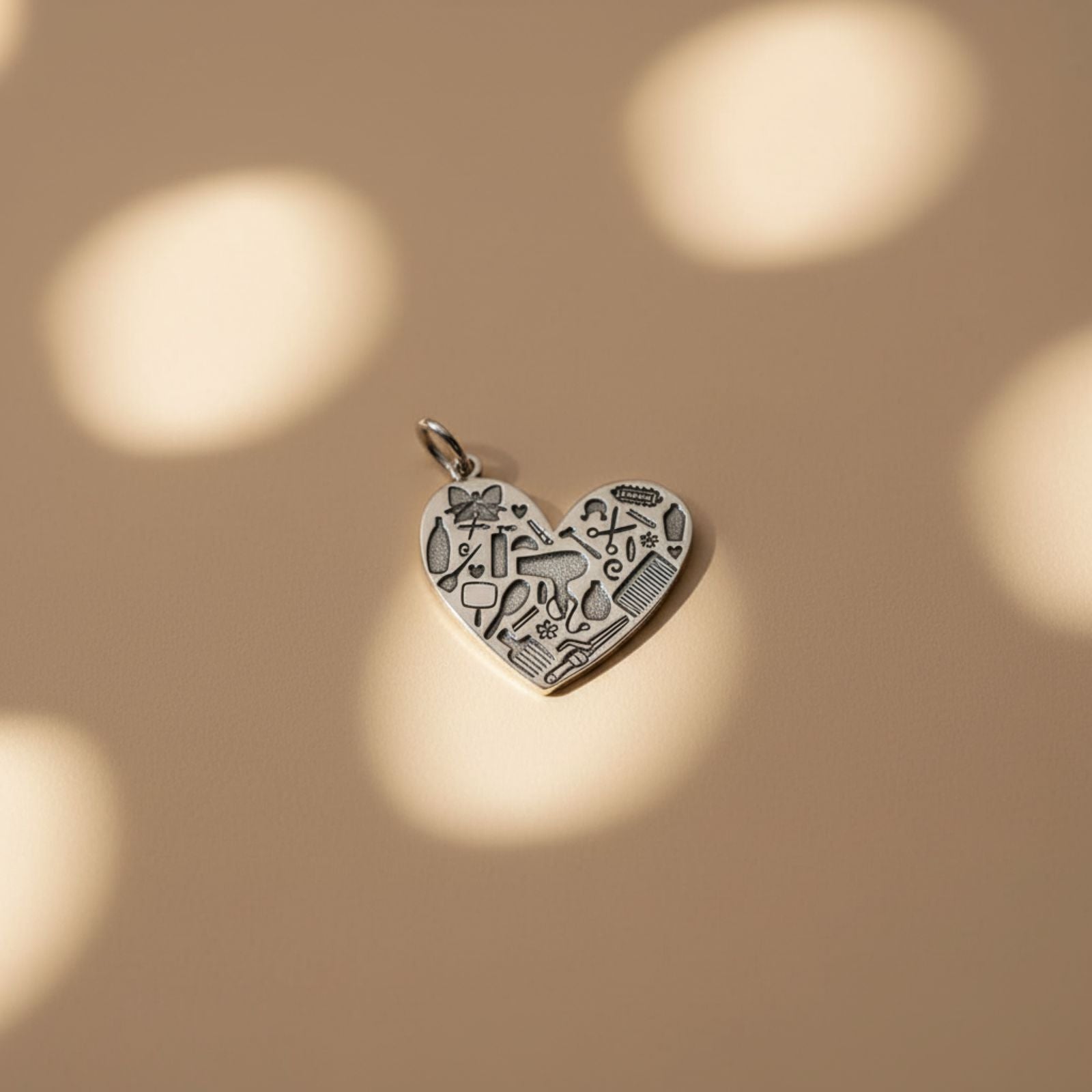 Dije Corazón Estilista con Iconos de Peluquería en Plata 925 — Amor por tu Arte