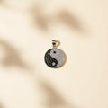 Dije Yin Yang Pavé Bicolor Zirconias en Plata 925 — Equilibrio con Glamour