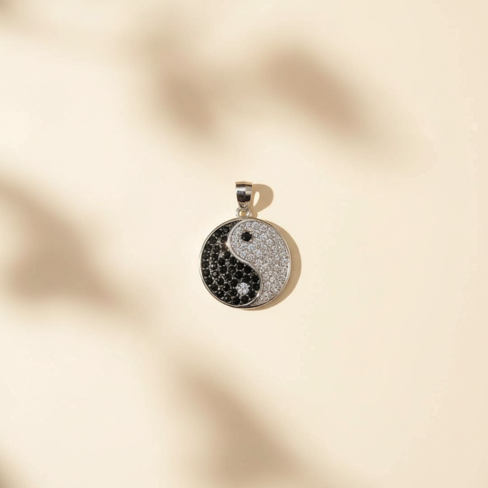 Dije Yin Yang Pavé Bicolor Zirconias en Plata 925 — Equilibrio con Glamour