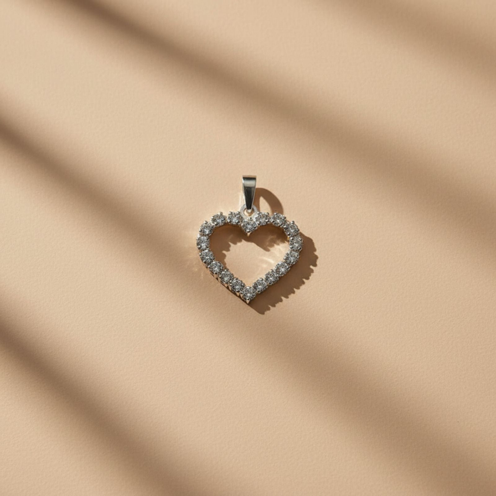Dije Corazón Calado Zirconias Grandes Prong en Plata 925 — Amor con Brillo Espectacular