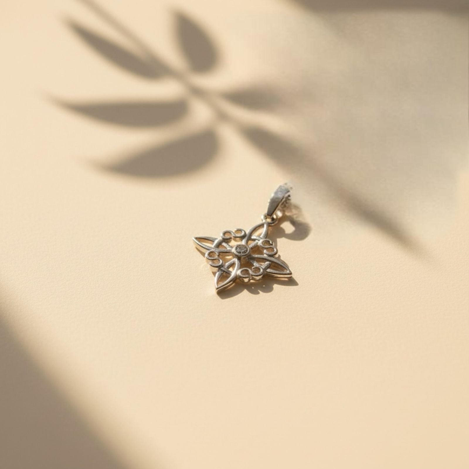 Dije Nudo de Brujas Estrella Celta con Zirconia en Plata 925 — Magia con Brillo