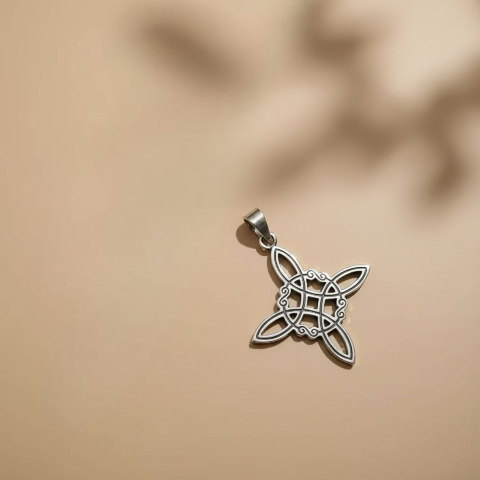 Dije Nudo de Brujas Estrella Celta Grande en Plata 925 — Magia Celta y Protección