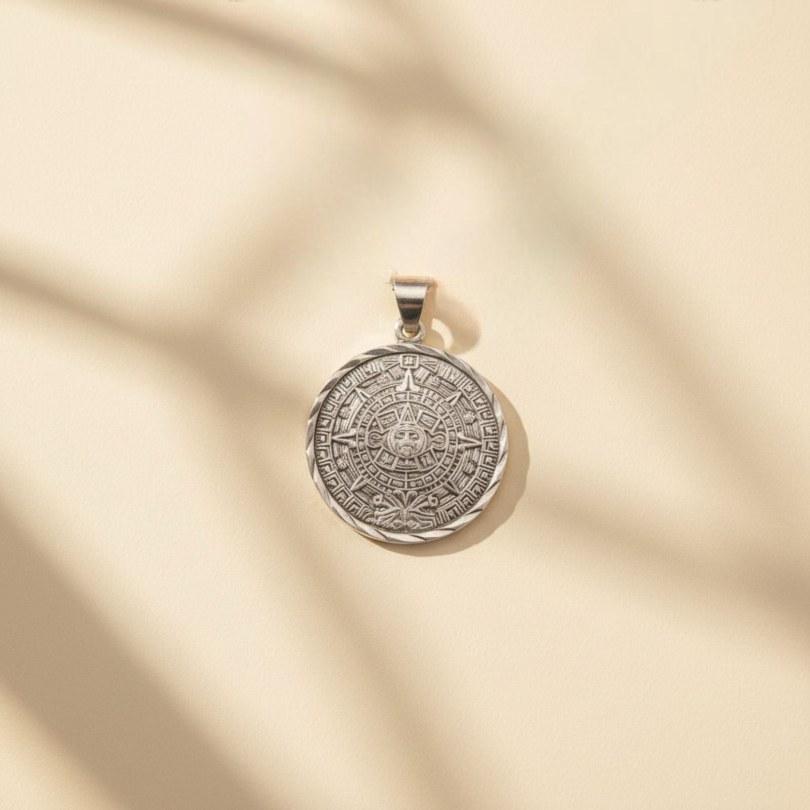 Dije Medallón Calendario Azteca Piedra del Sol en Plata 925 — Herencia y Poder