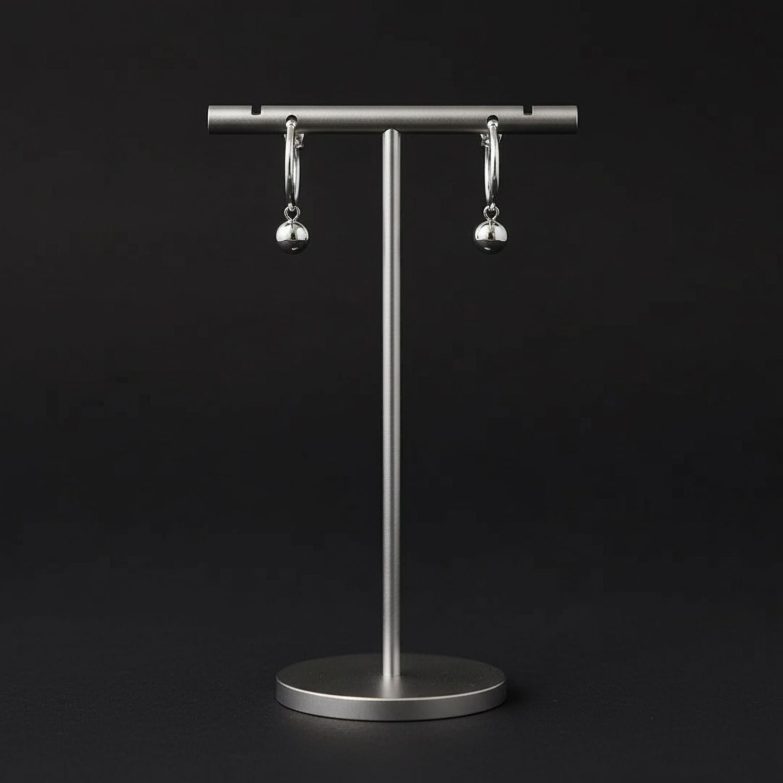 Aretes Argolla con Dije Bola en Plata 925 — Minimalismo con Movimiento