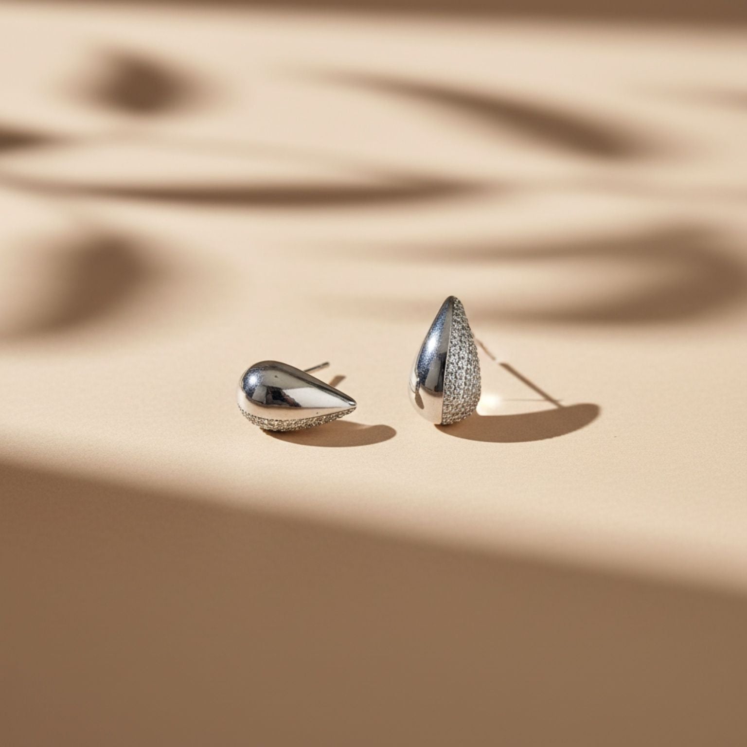 Aretes Topo Gota Volumétrica con Pavé en Plata 925 — Vanguardia y Sensualidad
