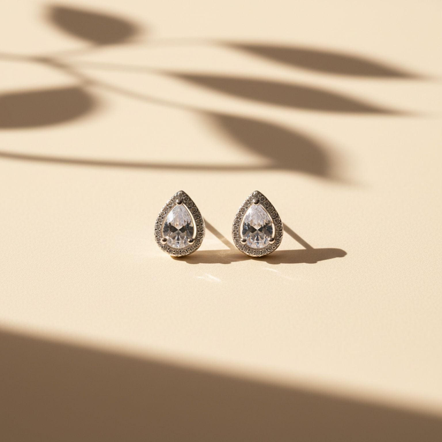 Aretes Topo Gota Zirconia Pear con Halo en Plata 925 — Lujo Clásico Atemporal