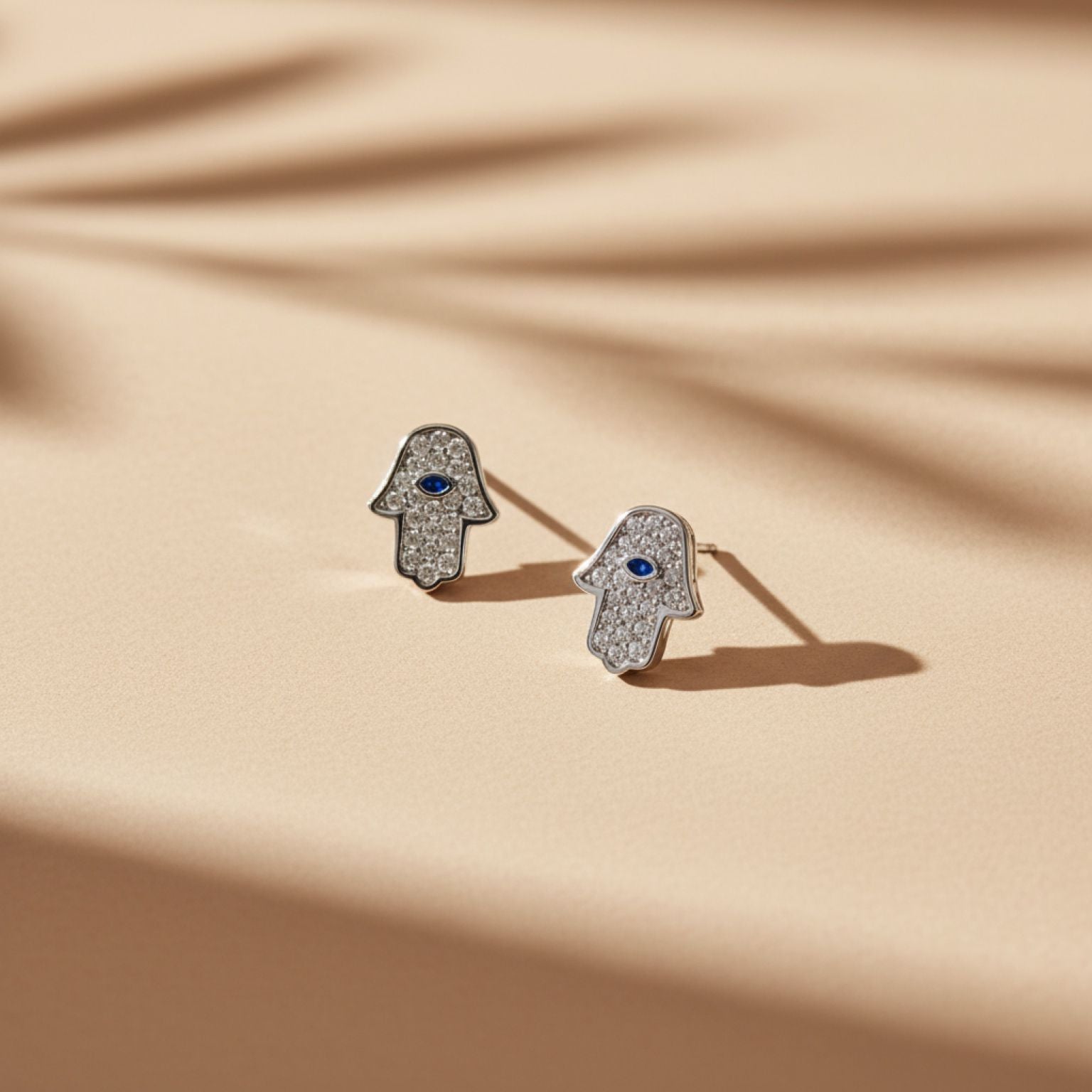 Aretes Topo Mano de Fátima Pavé con Ojo Azul en Plata 925 — Protección y Glamour