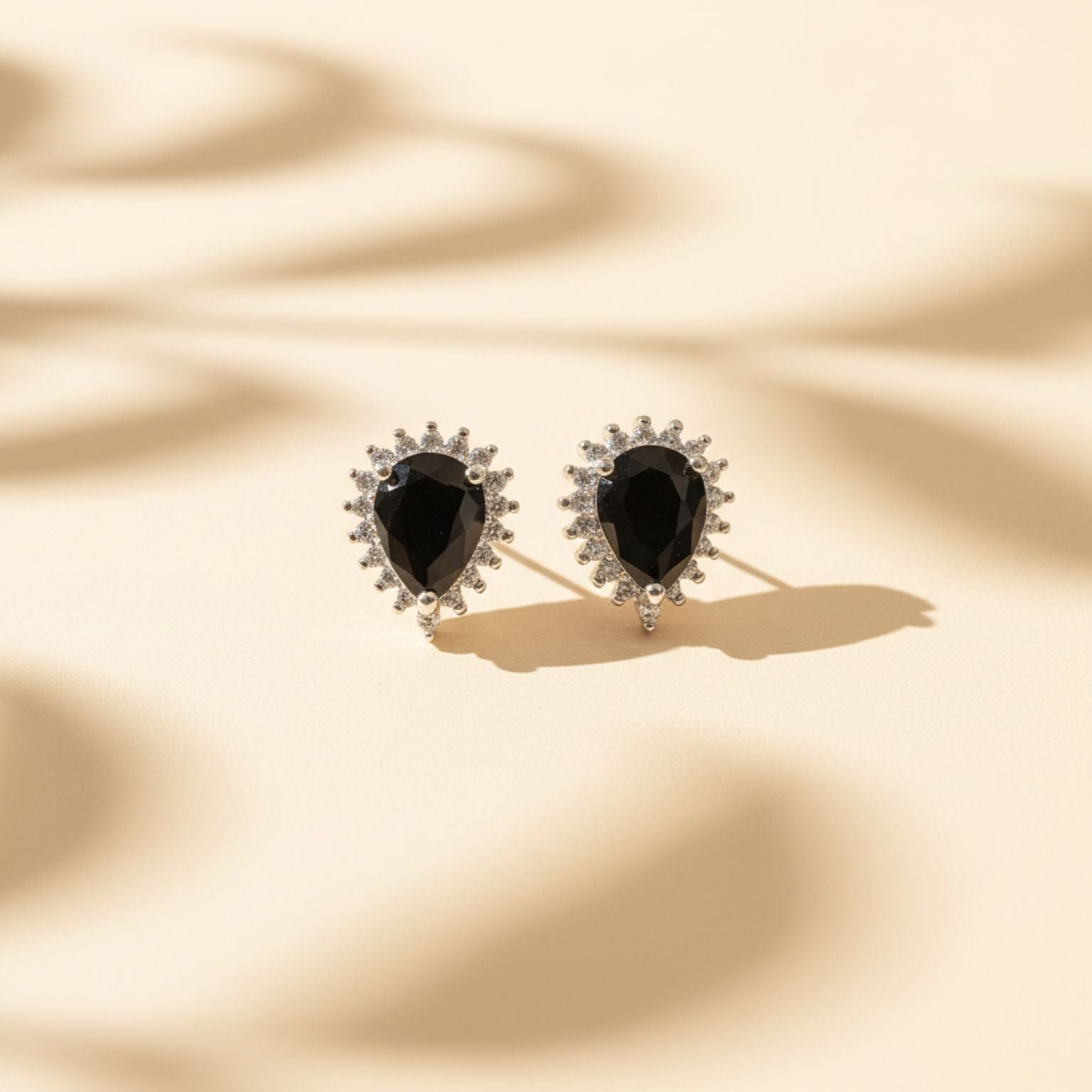 Aretes Topo Gota Ónix Negro con Halo de Zirconias en Plata 925 — Poder y Misterio