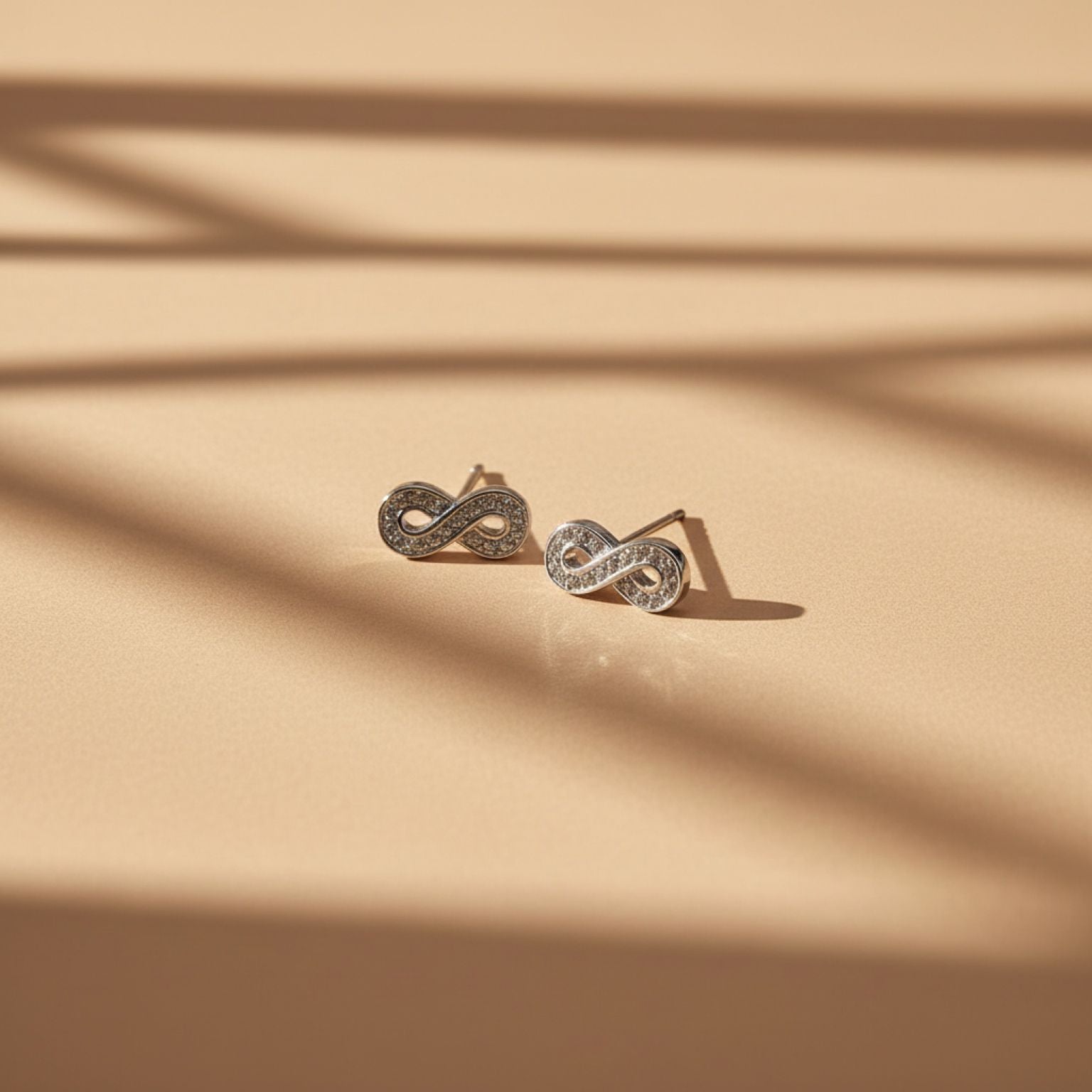 Aretes Topo Infinito Pavé de Zirconias en Plata 925 — Brillo Eterno sin Fin