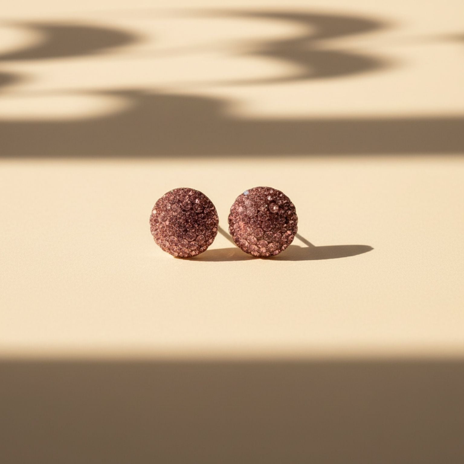 Aretes Topo Domo Pavé Zirconias Rosadas Oro Rosa en Plata 925 — Romanticismo y Lujo