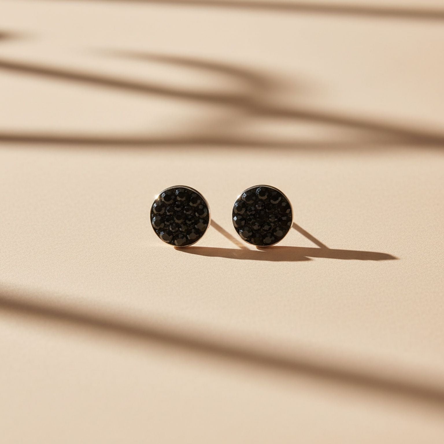 Aretes Topo Domo Pavé Zirconias Negras en Plata 925 — Misterio y Sofisticación