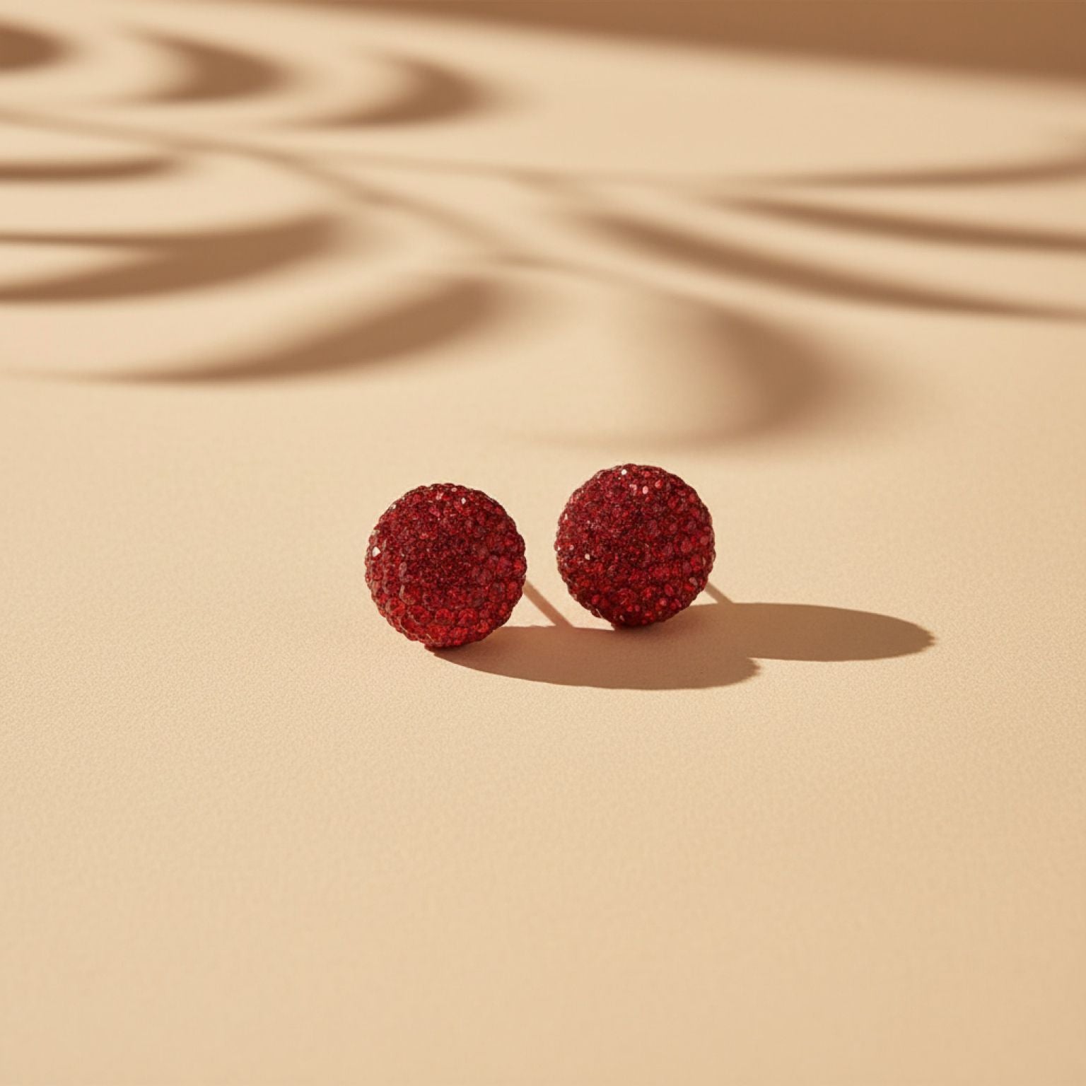 Aretes Topo Domo Pavé Zirconias Rojas en Plata 925 — Pasión que Deslumbra