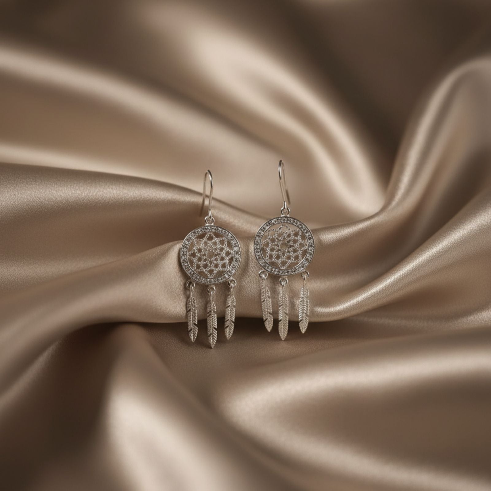 Aretes Colgantes Atrapa Sueños con Plumas en Plata 925 — Magia y Protección