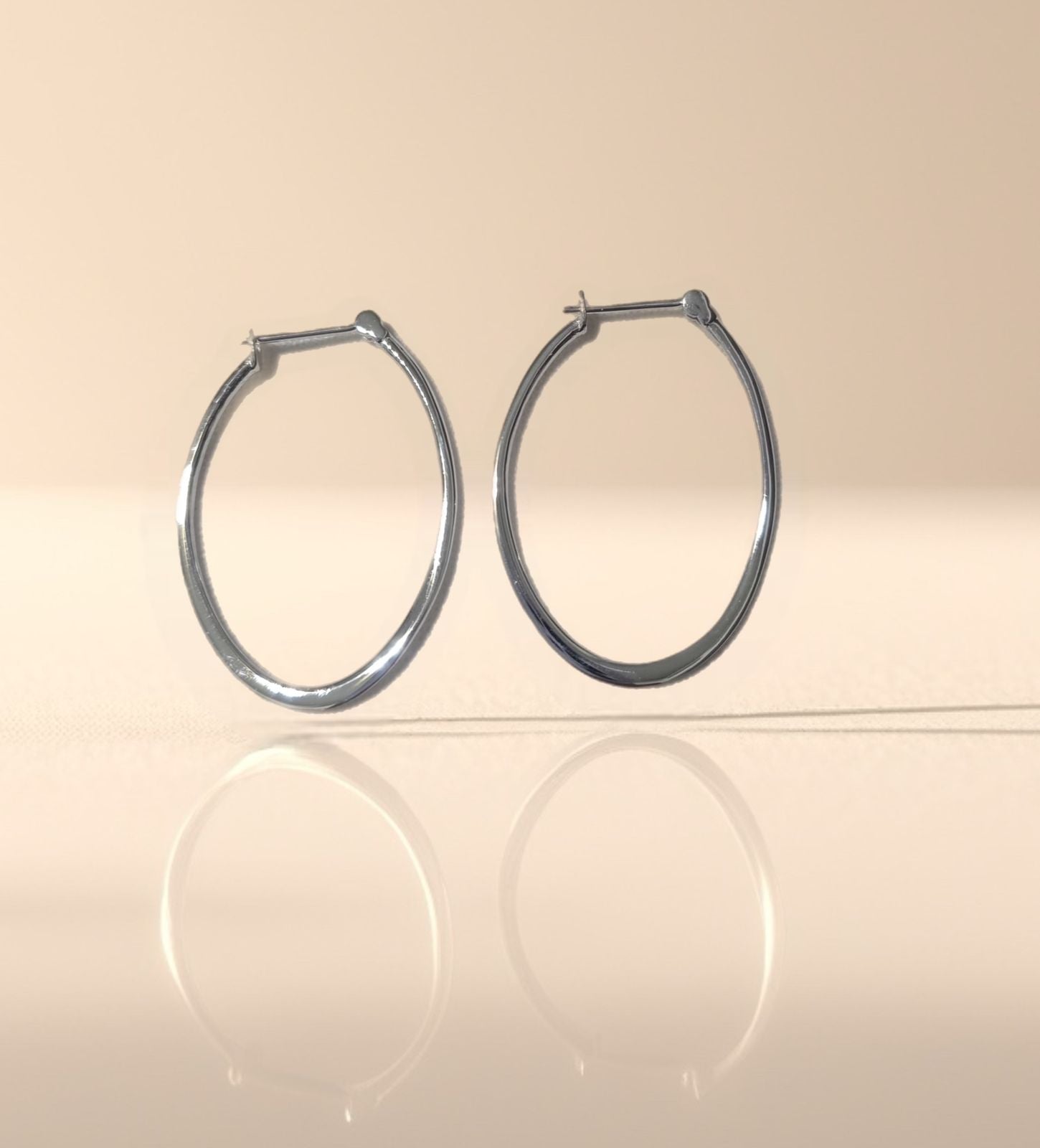 Aretes Argolla Ovalada Lisa 3.5cm en Plata 925 — Elegancia Atemporal