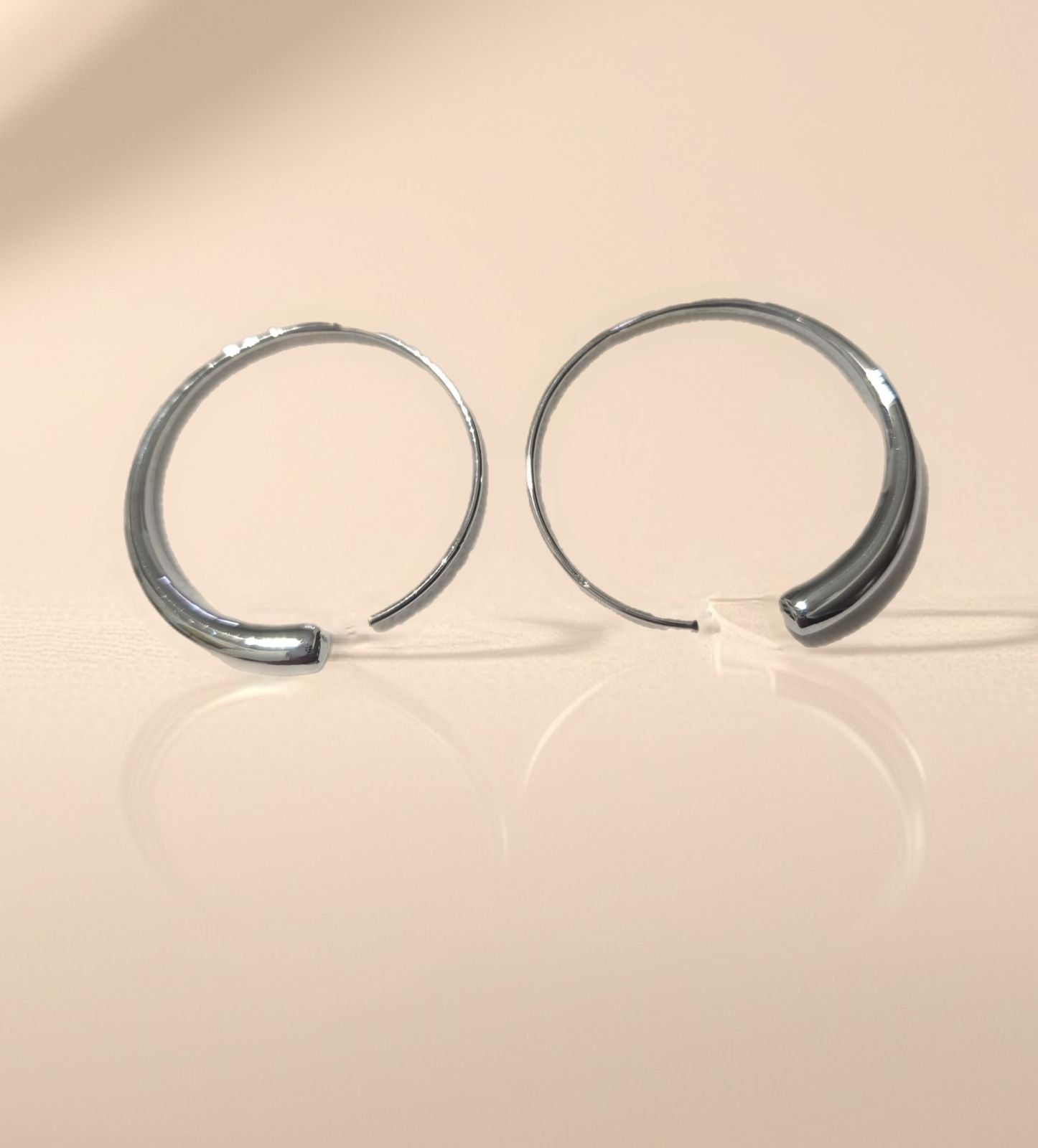 Aretes Argolla Abierta Cónica Huggie en Plata 925 — Minimalismo Escultórico